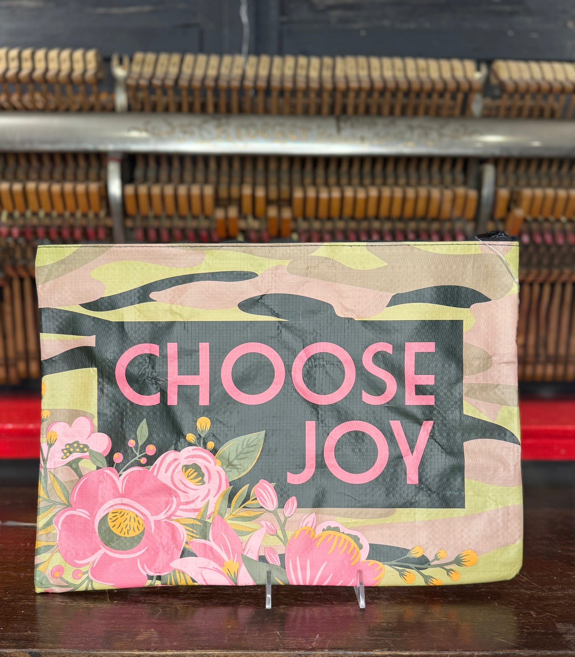 Be Strong and Courageous Zipper Folder